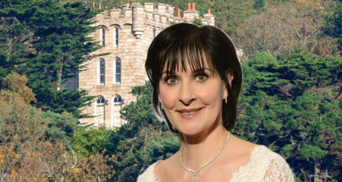 La vie recluse d&rsquo;Enya dans un château de 2,5 millions de livres sterling où la chanteuse « sombre et difficile » vit avec 12 chats