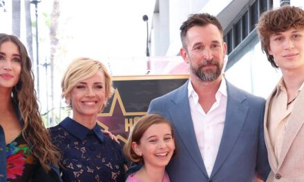 Rencontrez les trois enfants de Noah Wyle alors qu&rsquo;ils font une rare apparition sur le Hollywood Walk of Fame