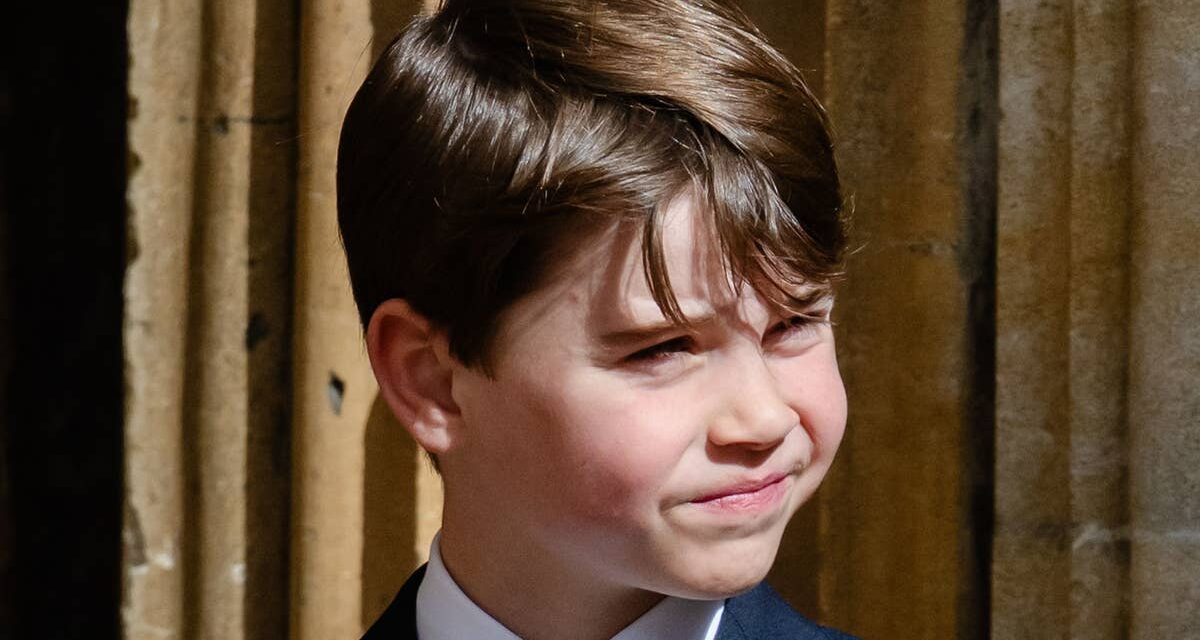 Le roi Charles brise son sang-froid en donnant un coup de coude à son petit-fils, le prince Louis