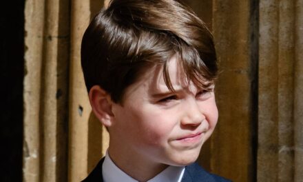 Le roi Charles brise son sang-froid en donnant un coup de coude à son petit-fils, le prince Louis
