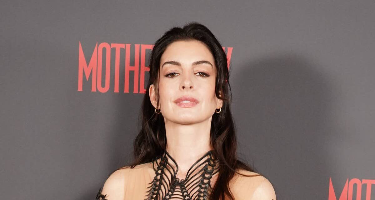 Anne Hathaway est une vision en noir alors qu&rsquo;elle fait tourner les têtes dans une audacieuse robe « nue »