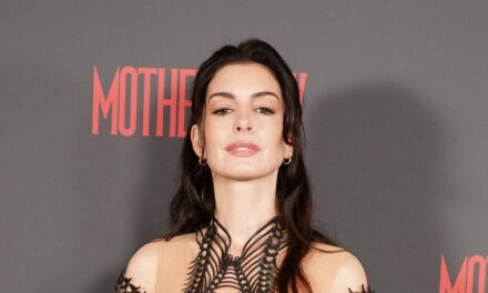 Anne Hathaway est une vision en noir alors qu&rsquo;elle fait tourner les têtes dans une audacieuse robe « nue »