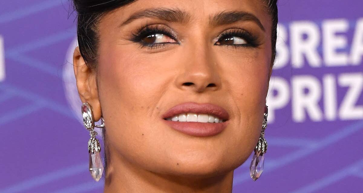 Salma Hayek embrasse ses cheveux gris de la manière la plus jeune jamais vue dans de nouvelles photos qui font tourner les têtes