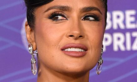 Salma Hayek embrasse ses cheveux gris de la manière la plus jeune jamais vue dans de nouvelles photos qui font tourner les têtes
