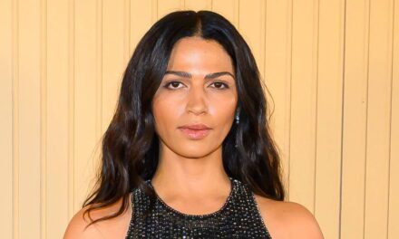 Camila, l&rsquo;épouse de Matthew McConaughey, est une vision dans une robe moulante ornée