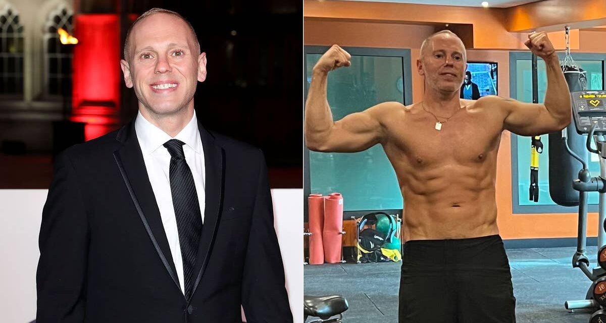 Le juge Rinder, 47 ans, montre des muscles inattendus dans un nouveau selfie