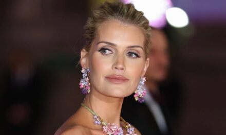 Lady Kitty Spencer devient ballerine dans un tutu spectaculaire et un haut Dior