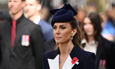 Kate Middleton a l&rsquo;air sombre alors qu&rsquo;elle fait une apparition solo à l&rsquo;Anzac Day à Londres – mises à jour en direct