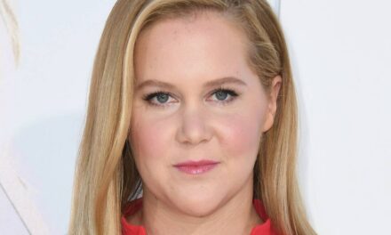 Amy Schumer présente sa perte de poids de 50 livres dans un selfie en maillot de bain révélateur