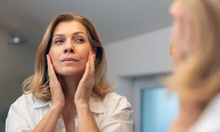 Pourquoi votre visage commence à s&rsquo;affaisser – et les moyens approuvés par les experts pour éviter les bajoues