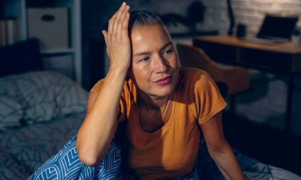 Pourquoi la périménopause vous fait vous réveiller entre 2h et 4h du matin – et des moyens pratiques pour l&rsquo;arrêter