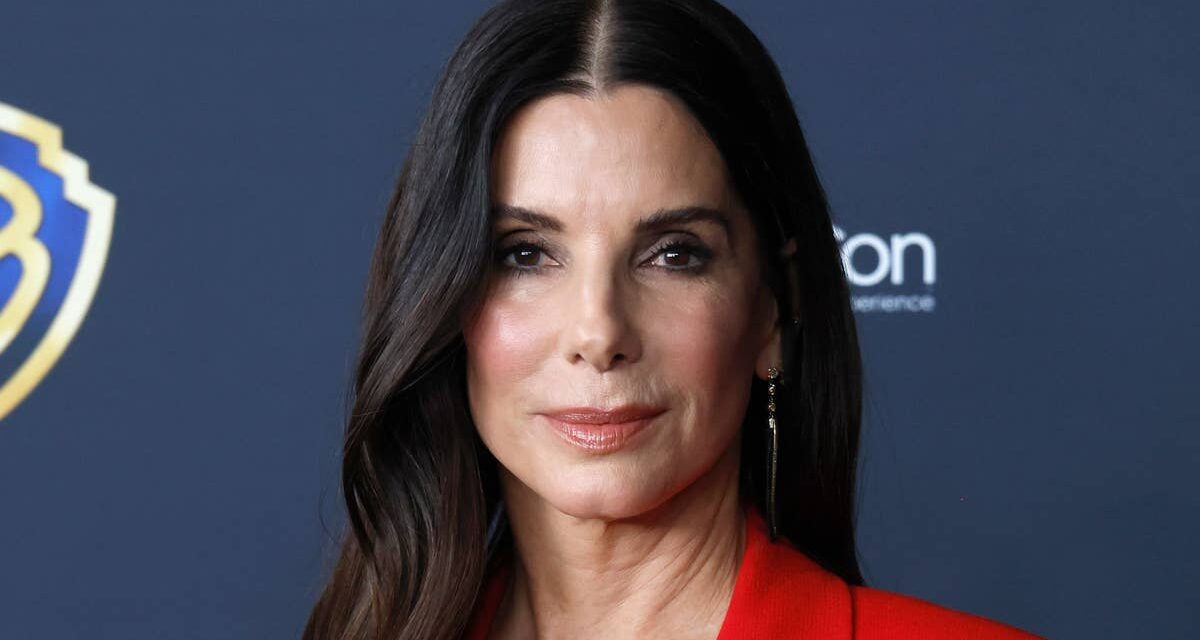 Sandra Bullock sort en soutien-gorge et veste ouverte et rejoint Nicole Kidman dans une scène de vol