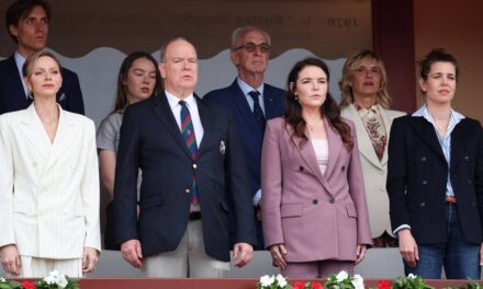 La princesse Charlène et Charlotte Casiraghi sont jumelles dans une apparence glamour à Monte-Carlo