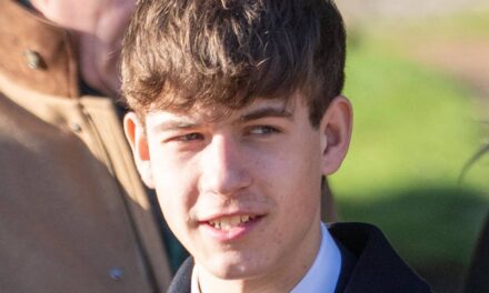 Le grand James Comte de Wessex fait une apparition très rare au service de Pâques