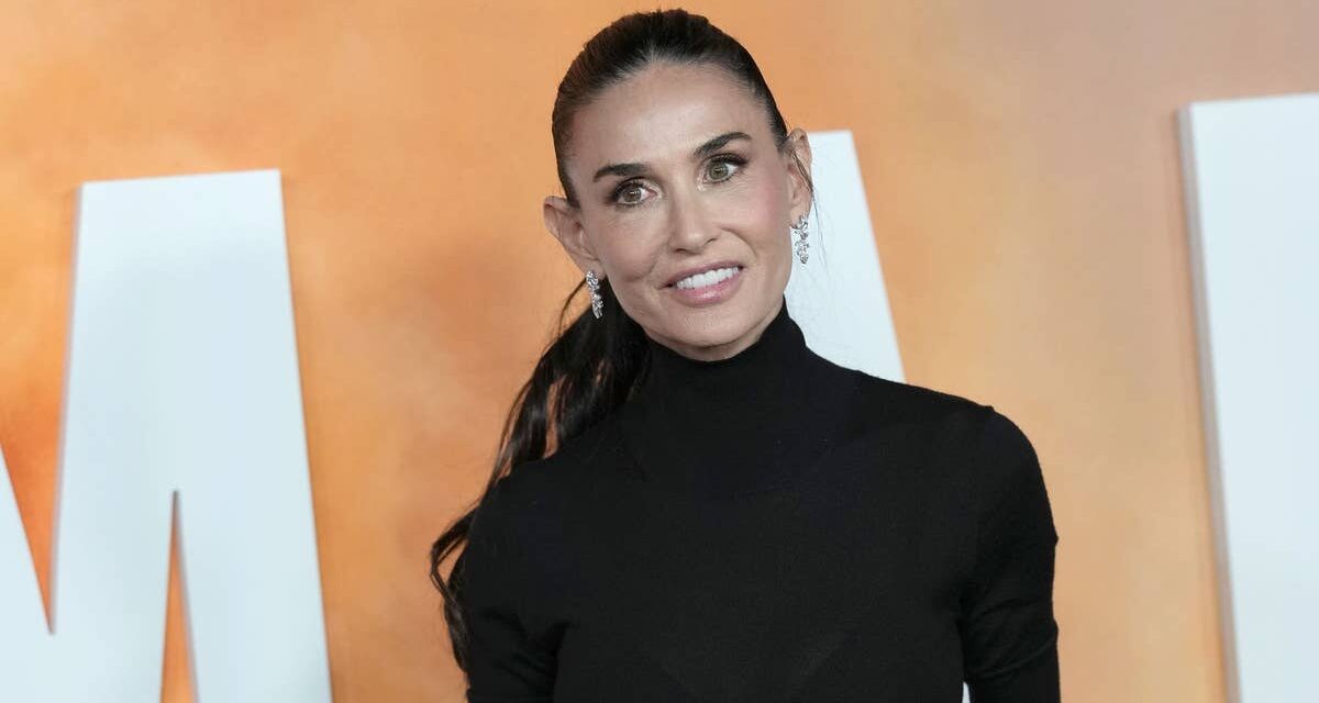 Demi Moore respire le chic avec un haut moulant et une jupe à imprimé léopard