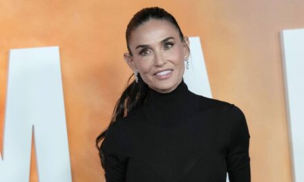 Demi Moore respire le chic avec un haut moulant et une jupe à imprimé léopard