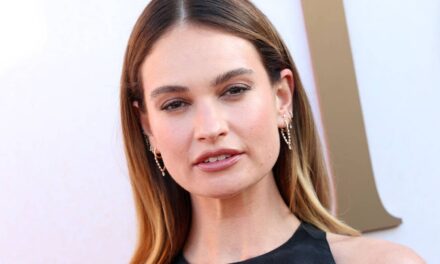 Lily James partage un rare aperçu de minuscules tatouages ​​​​dans le look le plus racé à ce jour