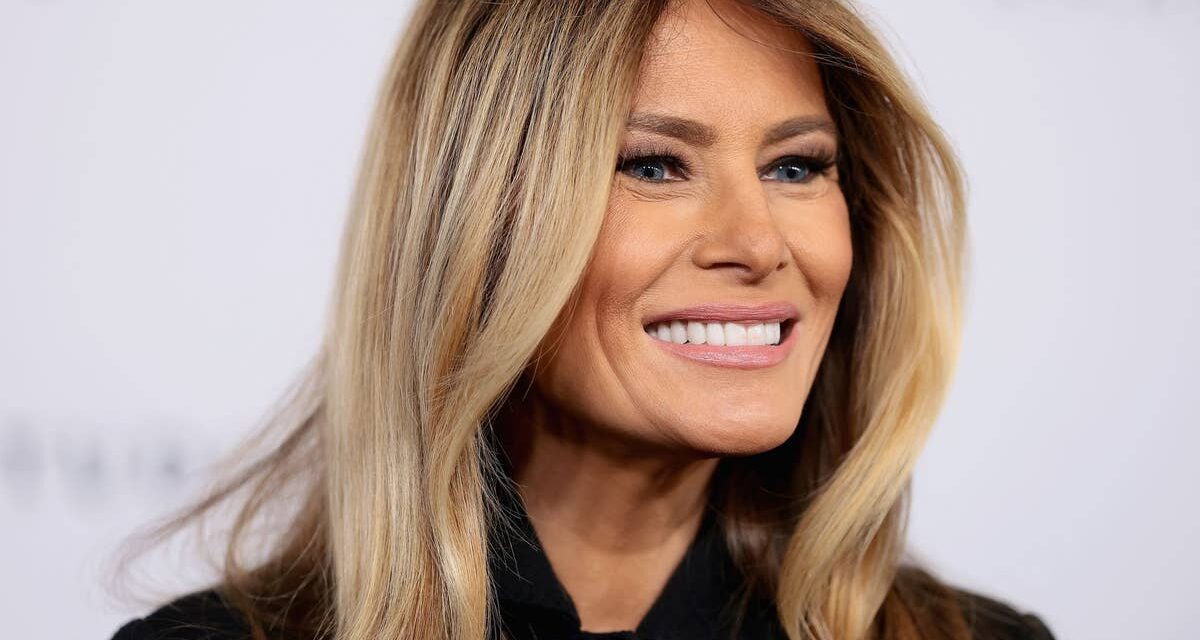 Melania Trump incarne Jackie O dans le tailleur crayon jaune beurre dont nous rêvons