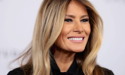 Melania Trump incarne Jackie O dans le tailleur crayon jaune beurre dont nous rêvons