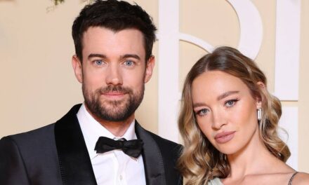 Les fêtes de la mariée modèle de Jack Whitehall, Roxy Horner, lors d&rsquo;un mariage de 250 000 £ – en deuxième robe avec des « ailes de fée »