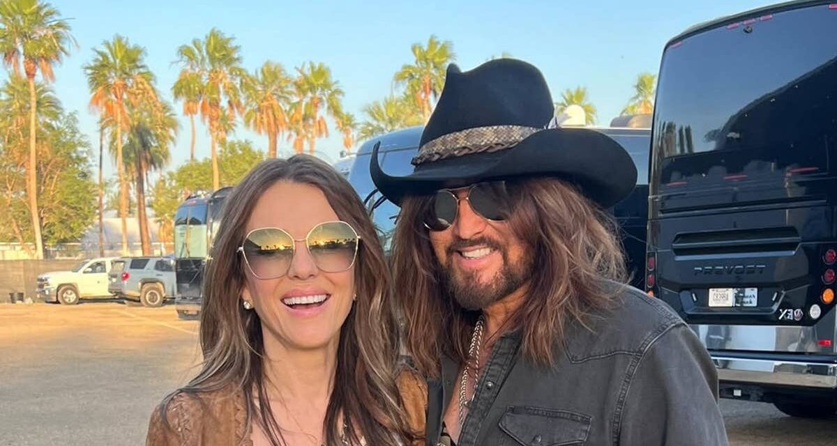 Elizabeth Hurley et Billy Ray Cyrus embarquent sur leur PDA au festival de musique country Stagecoach