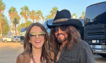 Elizabeth Hurley et Billy Ray Cyrus embarquent sur leur PDA au festival de musique country Stagecoach