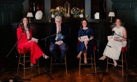 À l&rsquo;intérieur de l&rsquo;événement exclusif de HELLO! célébrant la vie et l&rsquo;héritage de feu Queen avec l&rsquo;auteur Robert Hardman