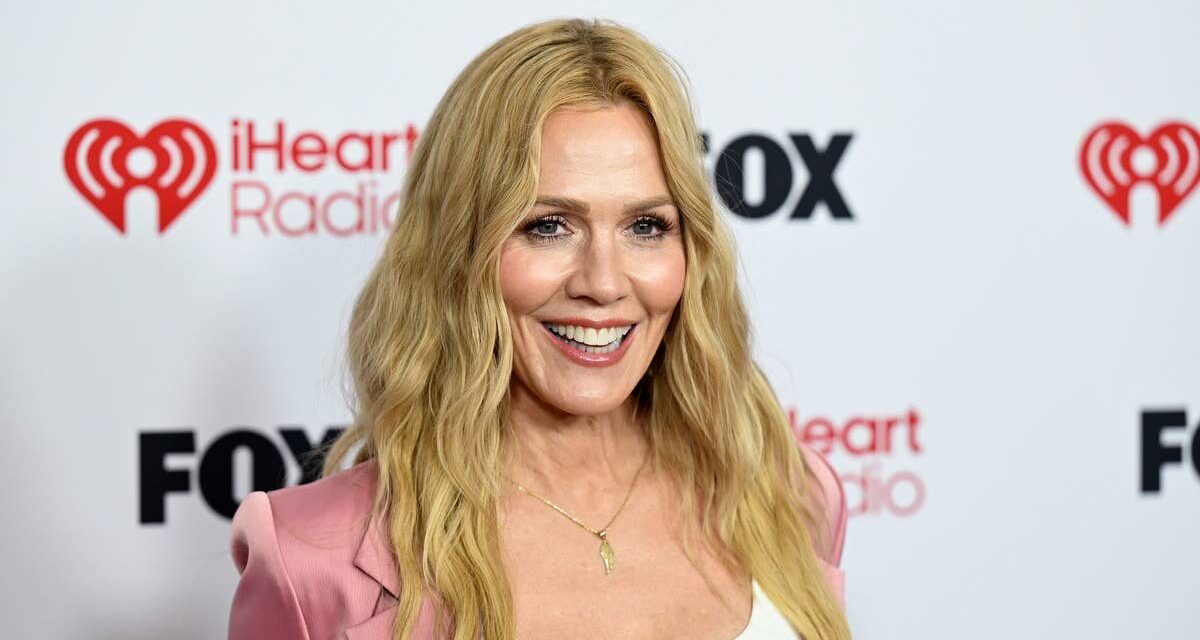 Jennie Garth, 54 ans, a l&rsquo;air intemporelle alors qu&rsquo;elle célèbre son anniversaire lors d&rsquo;une course caritative.