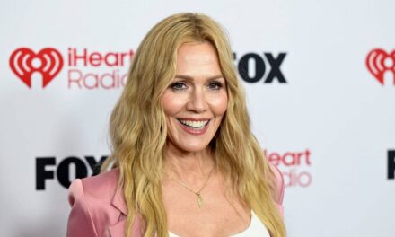 Jennie Garth, 54 ans, a l&rsquo;air intemporelle alors qu&rsquo;elle célèbre son anniversaire lors d&rsquo;une course caritative.