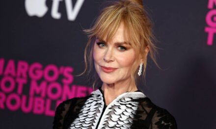 Nicole Kidman attire l&rsquo;attention avec une robe transparente audacieuse sur le tapis rouge