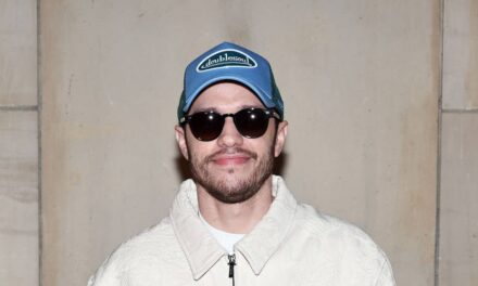 Pete Davidson devient gaga pour sa petite fille alors qu&rsquo;il montre son côté doux en achetant des vêtements pour bébé