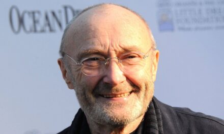 Le fils de la star du football de Phil Collins, 21 ans, vole la vedette dans de nouvelles photos inattendues avec son célèbre père