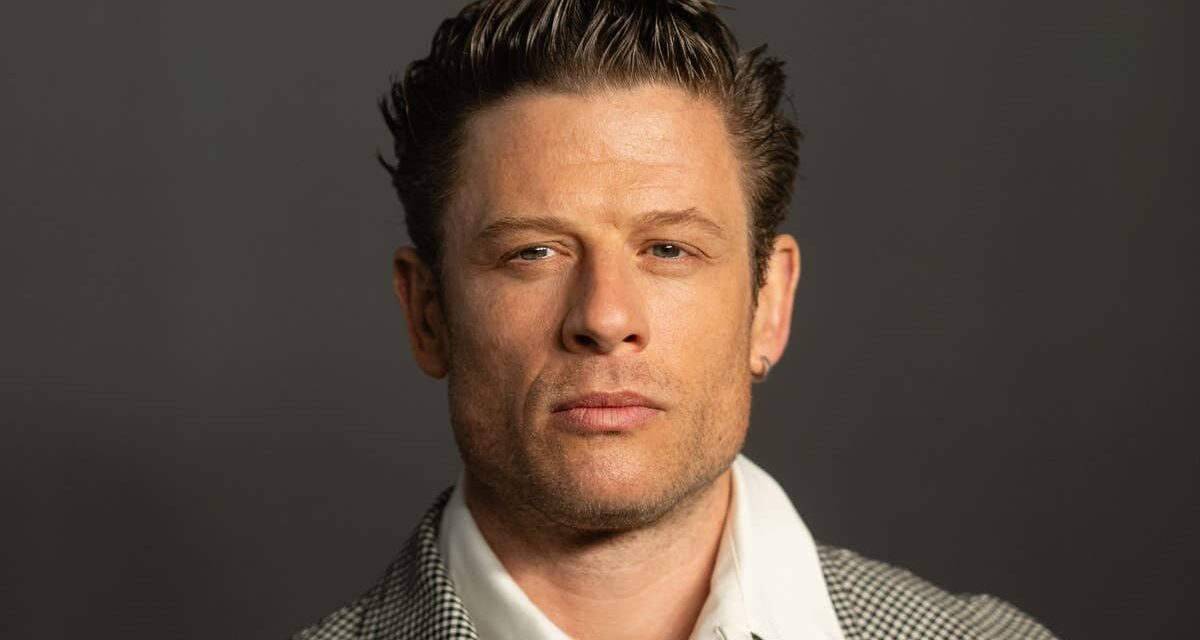 James Norton marque une réussite « épuisante » aux côtés de parents rarement vus : « sueur et larmes »