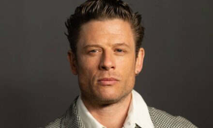 James Norton marque une réussite « épuisante » aux côtés de parents rarement vus : « sueur et larmes »