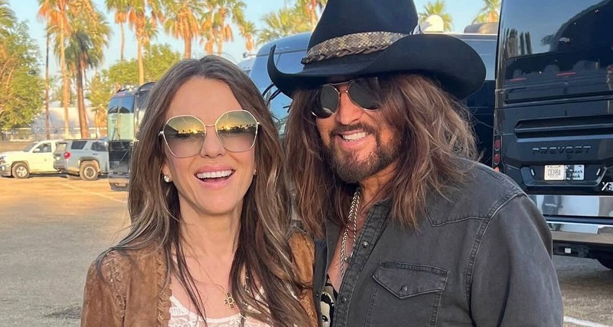 Liz Hurley prouve que s&rsquo;habiller pour un festival ne devrait pas être difficile après 50 ans – voici 5 façons de bien faire les choses