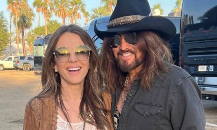 Liz Hurley prouve que s&rsquo;habiller pour un festival ne devrait pas être difficile après 50 ans – voici 5 façons de bien faire les choses