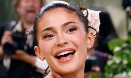 Kylie Jenner rend ses fans fous alors qu&rsquo;elle pose nue sur des photos audacieuses