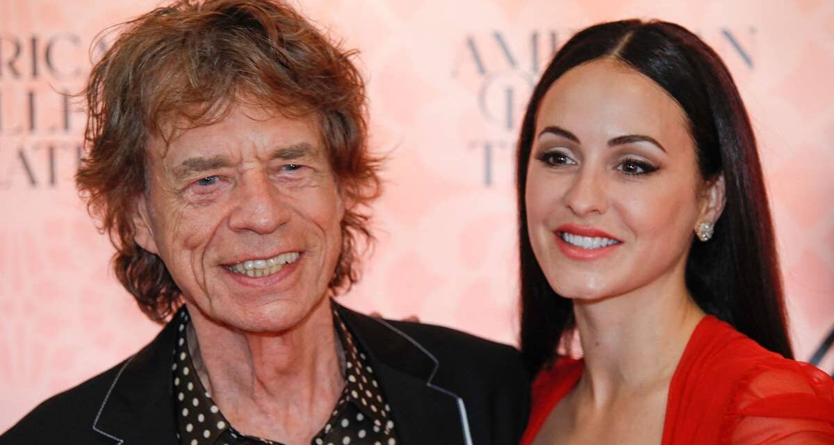La fiancée de Mick Jagger a une réaction inattendue lorsqu&rsquo;elle est interrogée sur ses projets de mariage – regardez