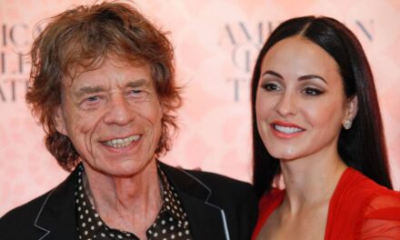 La fiancée de Mick Jagger a une réaction inattendue lorsqu&rsquo;elle est interrogée sur ses projets de mariage – regardez