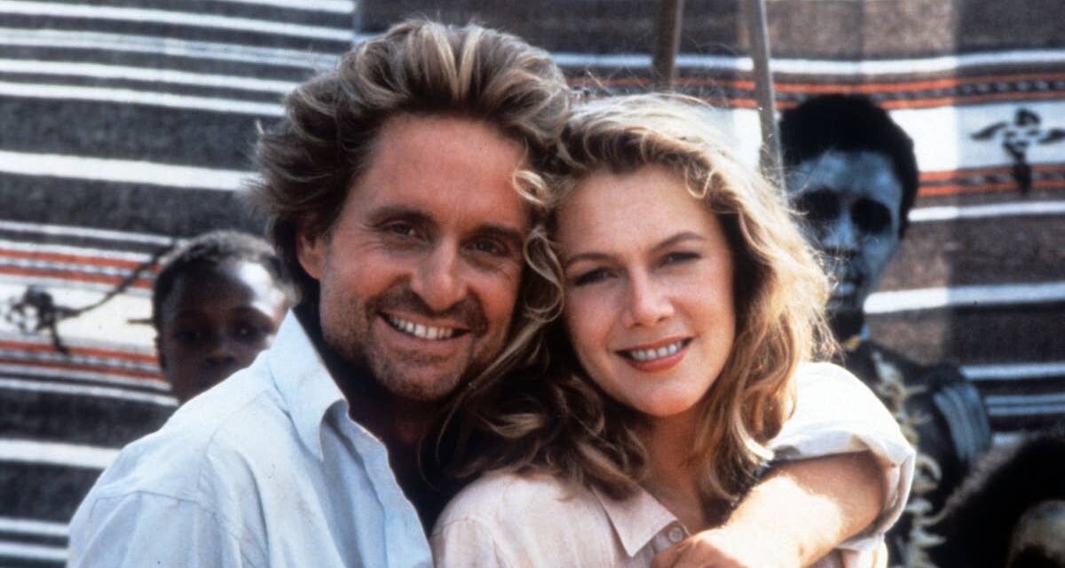 La star de Romancing the Stone, Kathleen Turner, 71 ans, fait une apparition saisissante sur le tapis rouge 42 ans après le tournage avec Michael Douglas