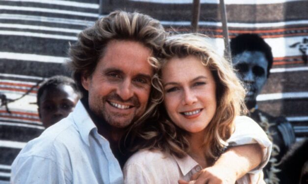 La star de Romancing the Stone, Kathleen Turner, 71 ans, fait une apparition saisissante sur le tapis rouge 42 ans après le tournage avec Michael Douglas