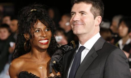 La vérité derrière la romance de 40 ans de la star de I&rsquo;m A Celebrity, Sinitta, avec Simon Cowell