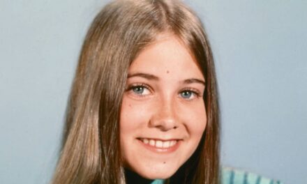 La star de Brady Bunch rend les fans fous lors de retrouvailles ultimes