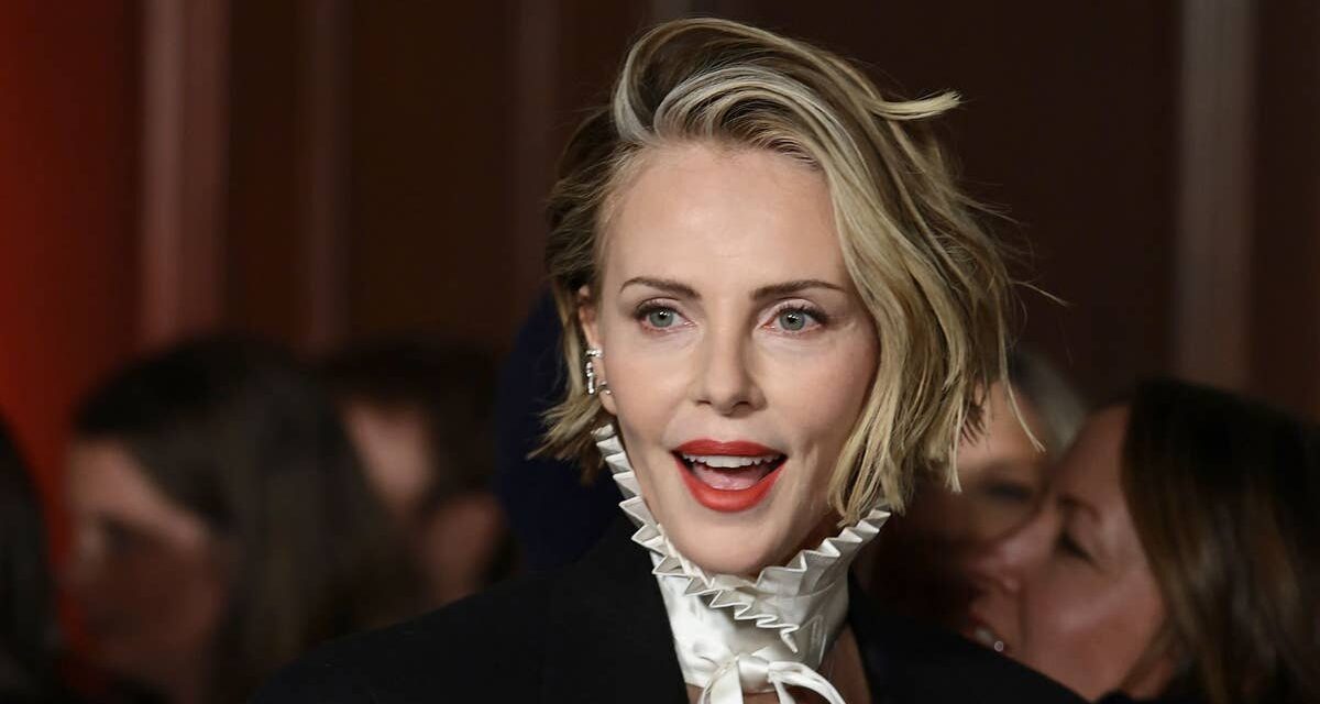 Charlize Theron atteint des sommets épiques avec un coup de pub audacieux pour Netflix à New York – regardez