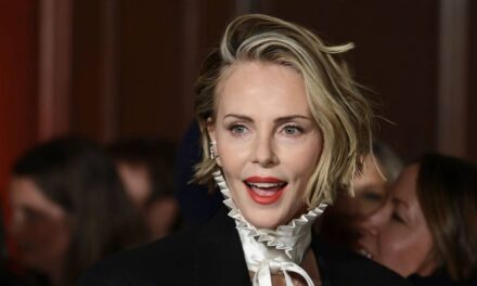 Charlize Theron atteint des sommets épiques avec un coup de pub audacieux pour Netflix à New York – regardez