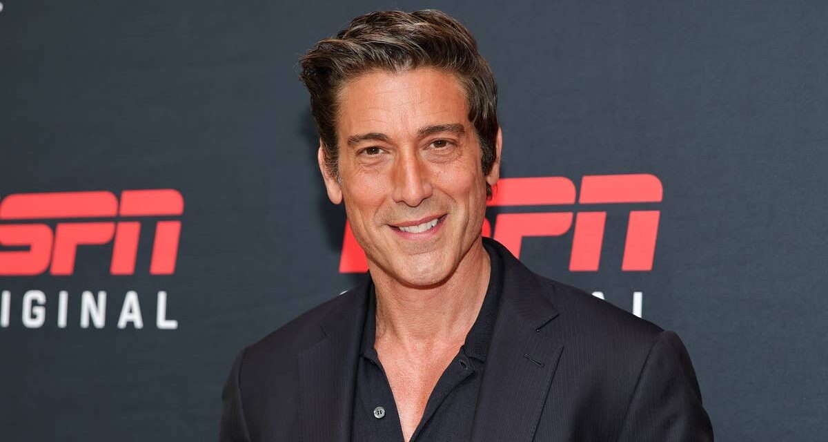 David Muir partage un message personnel rare alors qu&rsquo;il sort pour un ami célèbre « incroyable »: « J&rsquo;ai mal au visage »