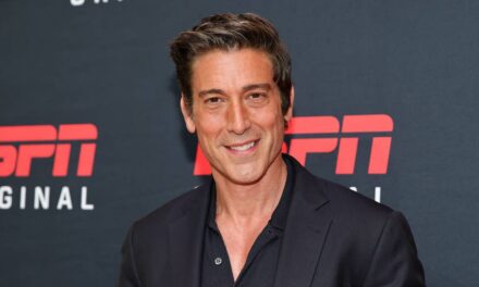 David Muir partage un message personnel rare alors qu&rsquo;il sort pour un ami célèbre « incroyable »: « J&rsquo;ai mal au visage »