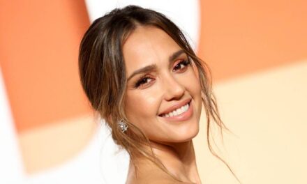 Les meilleures photos de bikini ensoleillées de Jessica Alba au fil des ans font d&rsquo;elle l&rsquo;icône ultime de la plage