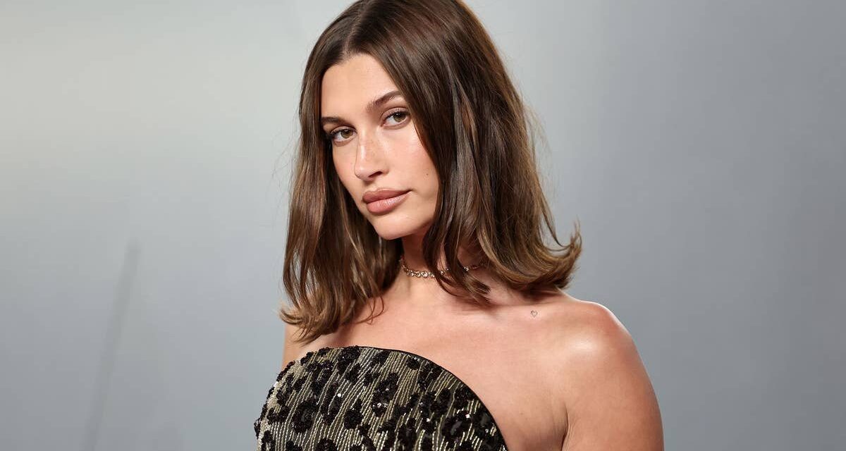 Hailey Bieber dévoile un nouveau tatouage dans le bas du dos en hommage à son mari Justin Bieber