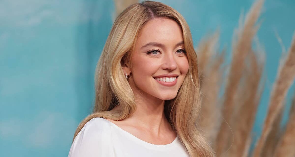 Sydney Sweeney étourdit dans une robe de mariée moulante sur de nouvelles photos
